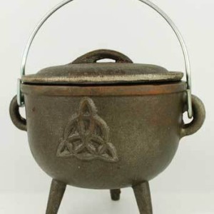 Triquetra cast iron cauldron 4 1/2"