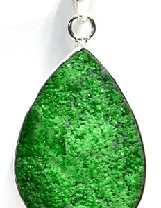 Uvarorvite pendant